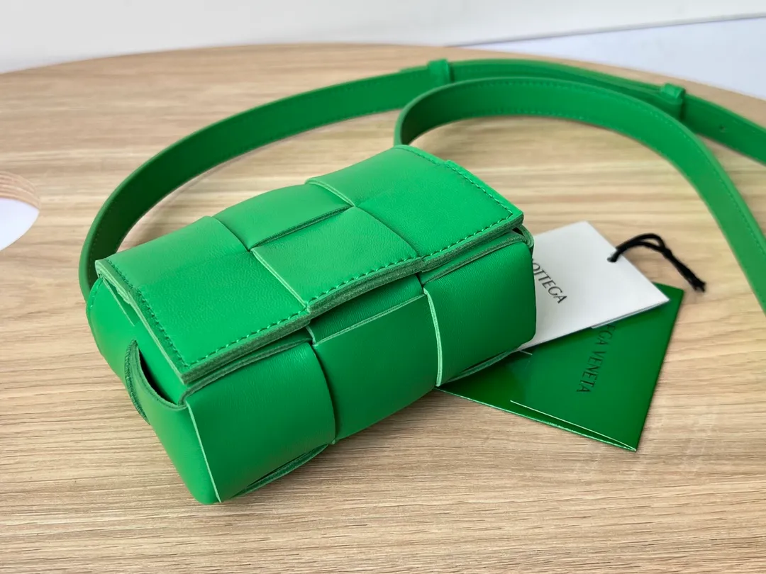 The new sheepskin checkered Mini cassette Bag. This cutie has been blown away even before it’s shipped. Available in waxed leather/sheepskin. Both leathers have a special texture to the touch. The cute cutie has a stunning appearance. 💓Super delicate and cute. Although it can’t fit a mobile phone, it can hold a lot of everyday cuties. It can be used as an ornament or a small bag. The mini Tabby can always add points to the look just right. A cutie with a 100% repeat rate when traveling. Get the same style as the street item. The shoulder strap is just right for one shoulder or crossbody. It’s perfect~ Size: 12x8x4 Style No.: 6813